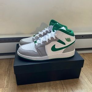 Jordan 1 Mid - Pine Green Smoke Grey / 6.5 women